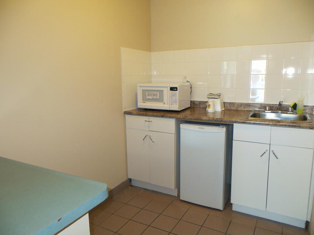 Super 8 Calgary Village Εξωτερικό φωτογραφία